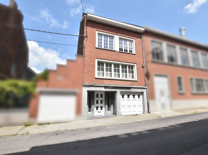 Description&lt;br /&gt;
Dans une rue calme du centre dEnghien, cette maison bel-étage séduit par son excellent état structurel, sa luminosité et ses volumes