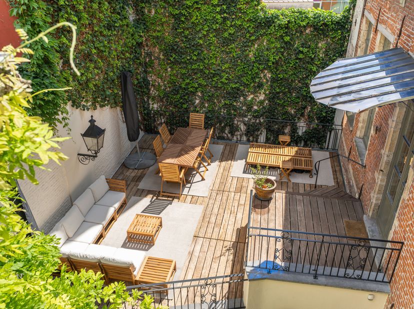 Victoire - Junot vous propose en exclusivité, dans le quartier prisé de Sainte-Catherine à Bruxelles, une maison exceptionnelle datant de 1694, dévelo
