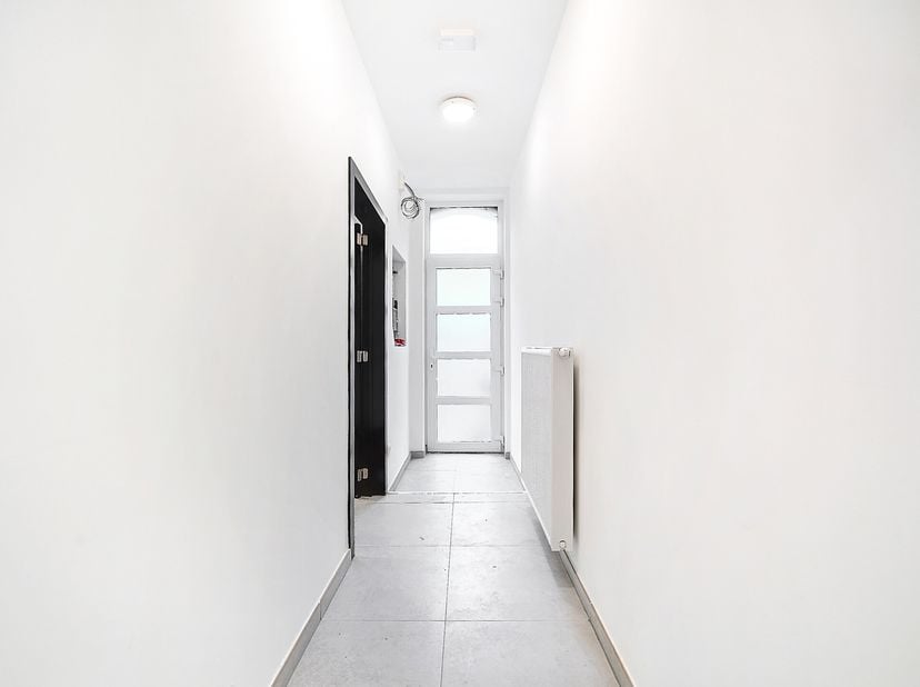 Maison aménagée en colocation avec 5 chambres, entièrement rénovée du sol au plafond. La toiture est neuve et isolée, l&#039;électricité est conforme, le c