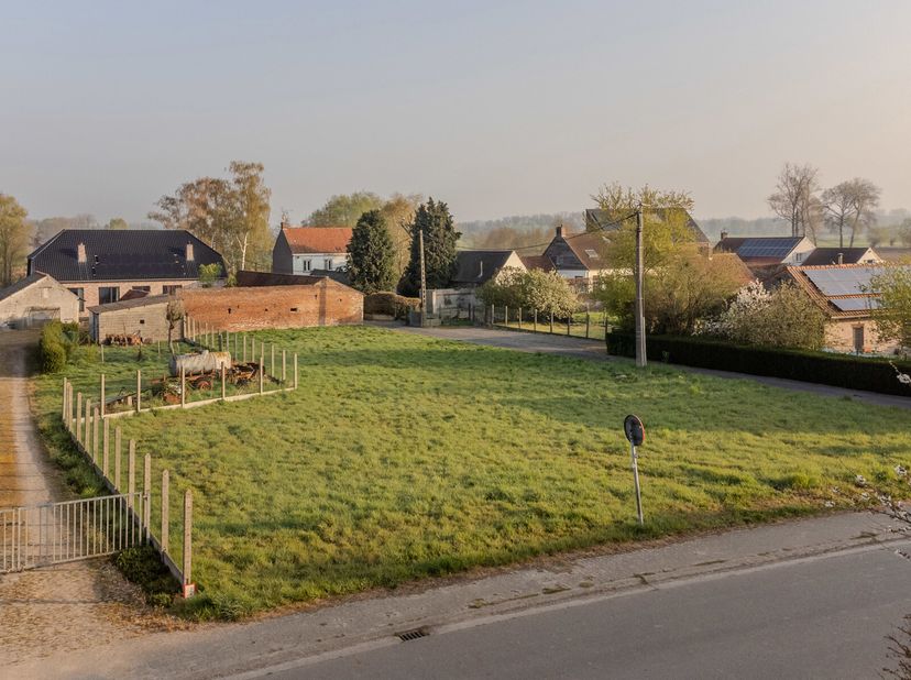 Op een rustige en landelijke ligging in het hart van Kluisbergen vinden we dit mooie perceel bouwgrond, geschikt voor het optrekken van een open bebou