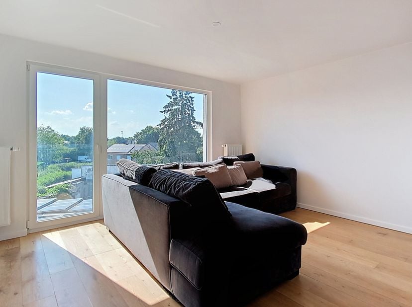 Immo Dussart à le plaisir de vous proposer à la location cet appartement totalement rénové dans le quartier Joli-Bois&lt;br /&gt;
Idéalement situé sur la ch