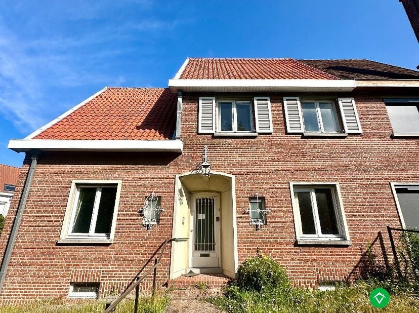 Op een toplocatie in Nieuwpoort, langs een charmante boombeklede laan, vindt u deze authentieke woning met tal van mogelijkheden. Dankzij de centrale