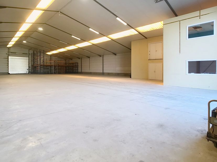Entrepôt d&#039;environ 911 m² situé à un endroit visible près de l&#039;entrée et de la sortie de l&#039;E403.&lt;br /&gt;
Spécifications:&lt;br /&gt;
- hauteur libre: env. 4,5