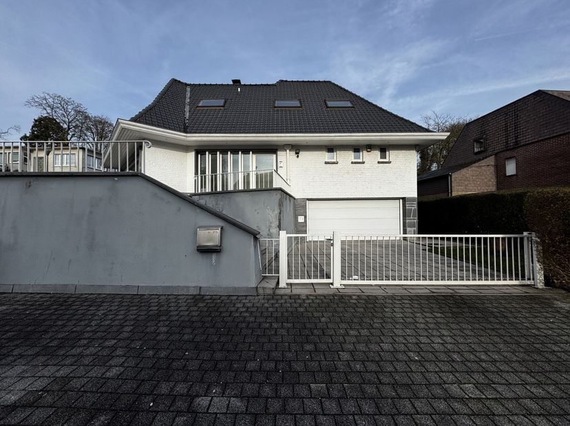 MOLENBEEK-SAINT-JEAN - Idéalement située dans un quartier calme et résidentiel, à la frontière de Dilbeek. A proximité immédiate du ring, de la Chauss