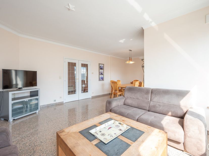 Appartement spacieux avec vue latérale sur la mer et vue sur le Casino&lt;br /&gt;
Disposition :&lt;br /&gt;
Hall d&#039;entrée spacieux avec toilettes invités séparée