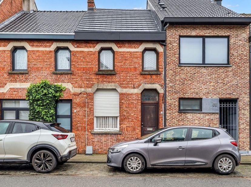 Deze charmante woning in het hart van Vrasene biedt een uitstekende basis voor wie op zoek is naar een renovatieproject. In 2024 werd het dak vernieuw