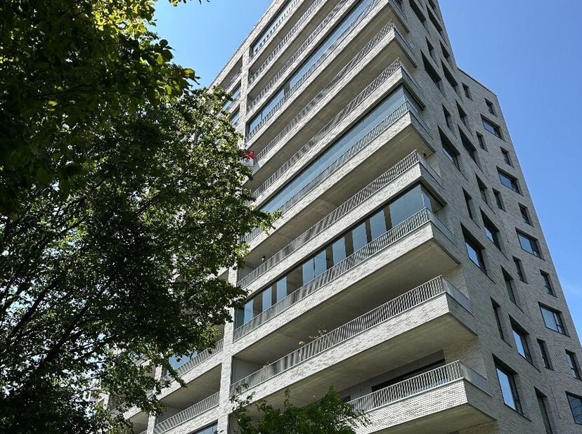 Schitterend hoekappartement in de recente residentie LOUISE-MARIE op een toplocatie aan het Hertogenpark (Markgravewijk) In 2022 werd dit geslaagde pr