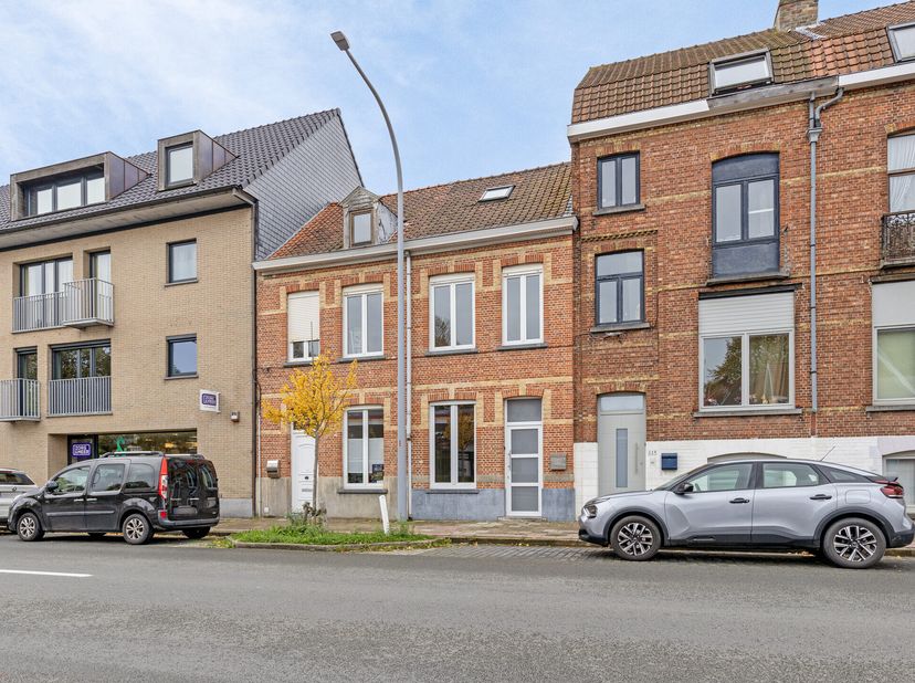 Deze charmante woning gelegen langs de Torhoutse Steenweg in Sint-Andries, gunstig gelegen nabij scholen, winkels en openbaar vervoer, beschikt over 3