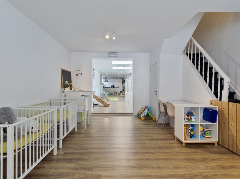 Indeling:&lt;br /&gt;
- Gelijkvloers: ca. 110 m² open ruimte, naar wens in te richten&lt;br /&gt;
- Ruime, vernieuwde open keuken&lt;br /&gt;
- Praktische berging&lt;br /&gt;