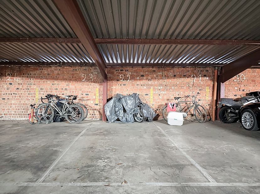Indeling:&lt;br /&gt;
- ruime, toegankelijke inrit &lt;br /&gt;
- bovengrondse autostaanplaats &lt;br /&gt;
Bijzonderheden:&lt;br /&gt;
- breed garagecomplex met voldoende ma