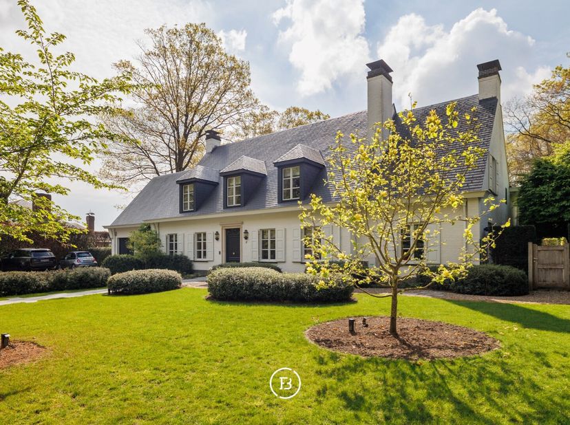 Cette villa de 1978 a été rénovée au fil des ans avec un souci de qualité. La propriété est située sur un terrain de 3 786 m². Avec une surface habita