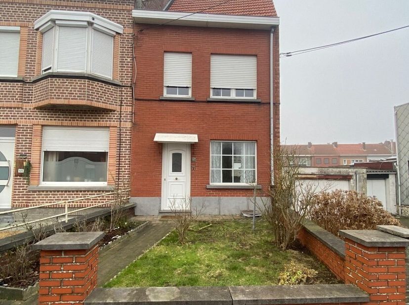Découvrez cette maison à moderniser située au 119 de l&#039;Aarschotsesteenweg, à deux pas du centre de Tirlemont. Le rez-de-chaussée vous accueille avec u