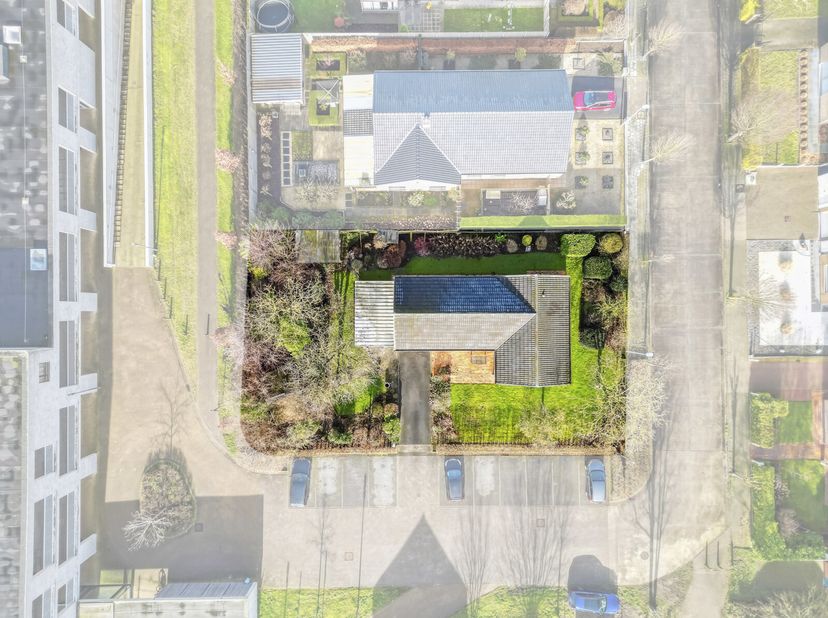 Deze open bebouwing ligt een rustige, residentiële buurt en op wandelafstand van het centrum in Eernegem.&lt;br /&gt;
Het huis ligt op een mooi, ruim en goe