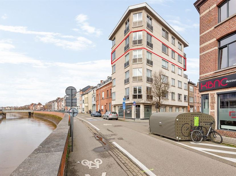 Ligging&lt;br /&gt;
Dit apartement biedt het beste van twee werelden: de rust van de stadsrand en de nabijheid van alle nodige voorzieningen. Met het openba