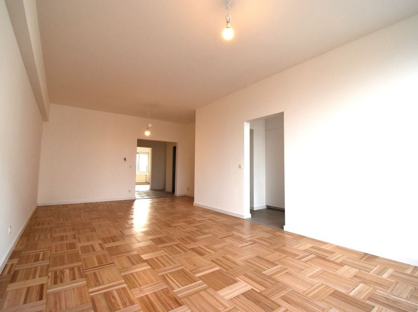 Appartement gelegen op de 5de verdieping. Het Stadspark net om de hoek en in de onmiddellijke omgeving van de Nationale Bank, de Vogelmarkt, de Bourla