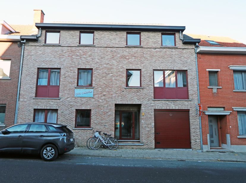 Studio met twee slaapkamers op de tweede verdieping, op enkele minuten van centrum Leuven.Verhuur ZONDER hoofdverblijfplaats. Zeer goede busverbinding