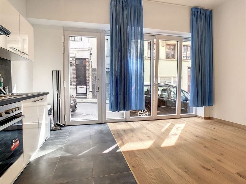 Quartier Botanique - Op de begane grond van een gebouw met 3 verdiepingen - Prachtig volledig gerenoveerd kantoor +/-32m²- Bestaande uit: Ingang in ee