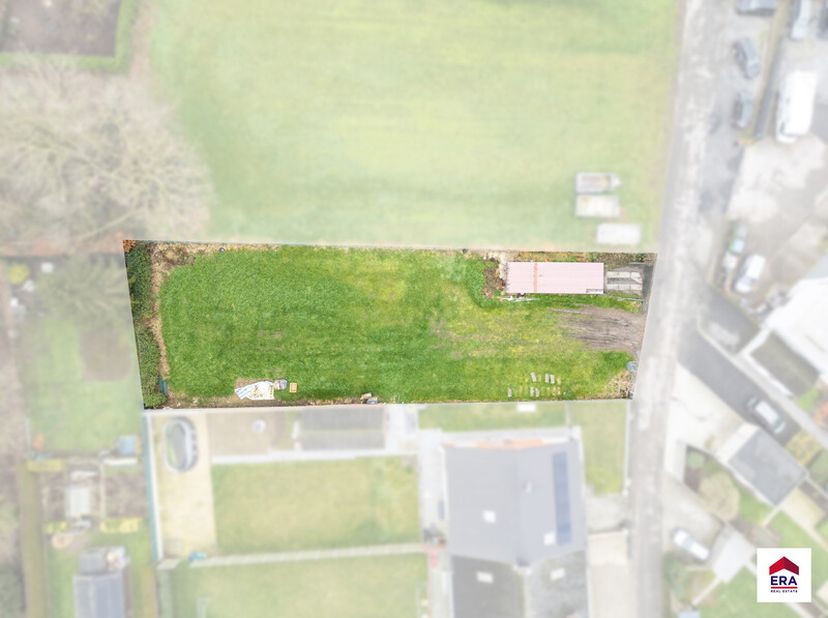 Goedgelegen perceel bouwgrond van 960m² op rustige en centrale ligging in Koolskamp.Op dit perceel mag een ruime halfopen woning worden gebouwd.Percee