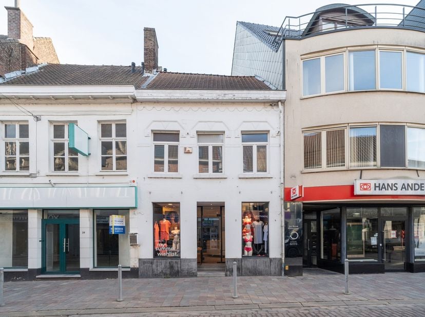 In het commerciële hart van Tielt, midden in de winkelstraat, bevindt zich dit gunstig gelegen handelspand. Dankzij de centrale ligging geniet je van