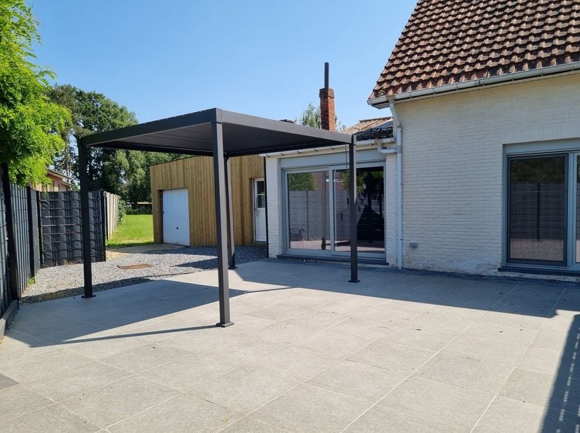 Gerenoveerde halfopen gezinswoning met 2 slpks, op een perceel van 6a 65ca.&lt;br /&gt;
Uiterst rustig gelegen in een groene omgeving.&lt;br /&gt;
&lt;br /&gt;
Bouwjaar