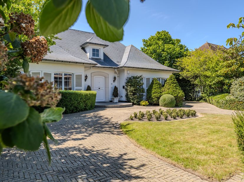 Cette belle villa à vendre est située le long de la célèbre Spalaan, au cur de Mariakerke, sur un terrain de 1 296 m²! &lt;br /&gt;
Ici, vous pouvez profite