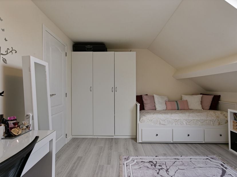 Deze volledig gerenoveerde en instapklare gezinswoning is een pareltje dat wacht op een nieuwe eigenaar. Gelegen in een rustige buurt nabij openbaar v