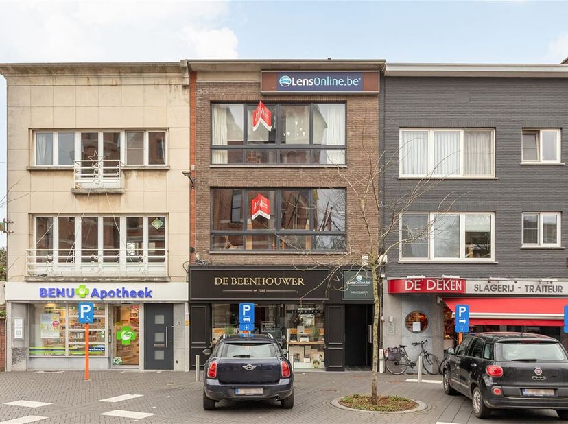 Situation AAA avec vue sur l&#039;ancien hôtel de ville de Brasschaat.&lt;br /&gt;
Immeuble commercial avec locaux commerciaux et 2 appartements sur un emplaceme
