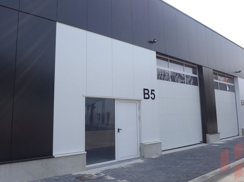 Bien professionnel à louer
                    à 2070 Zwijndrecht