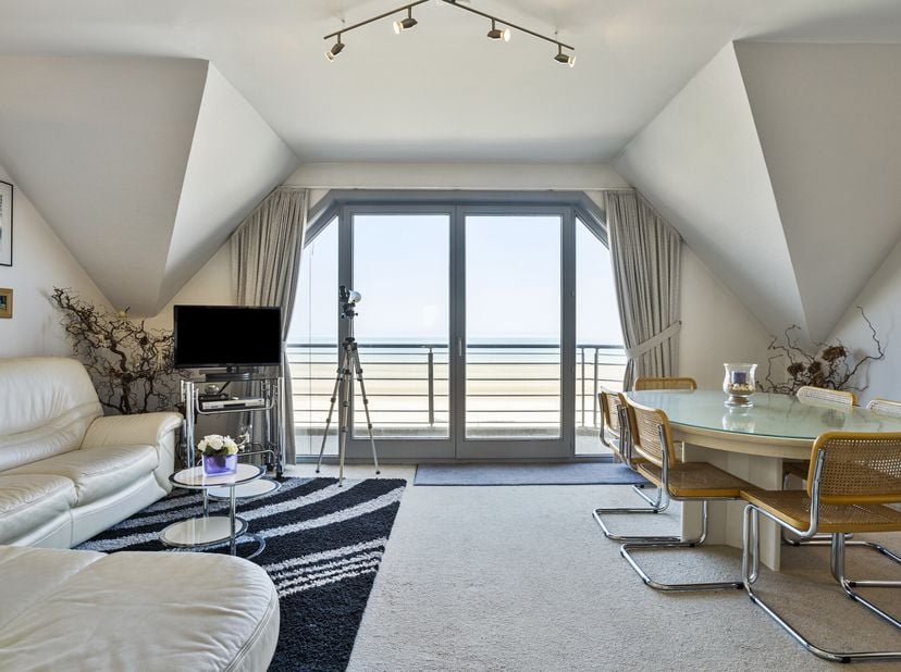 Gelegen op zeedijk in de gewilde residentie Witte Berg te De Panne, presenteren wij dit lichtrijke doorloopappartement (68m²) te koop. Nabij het centr