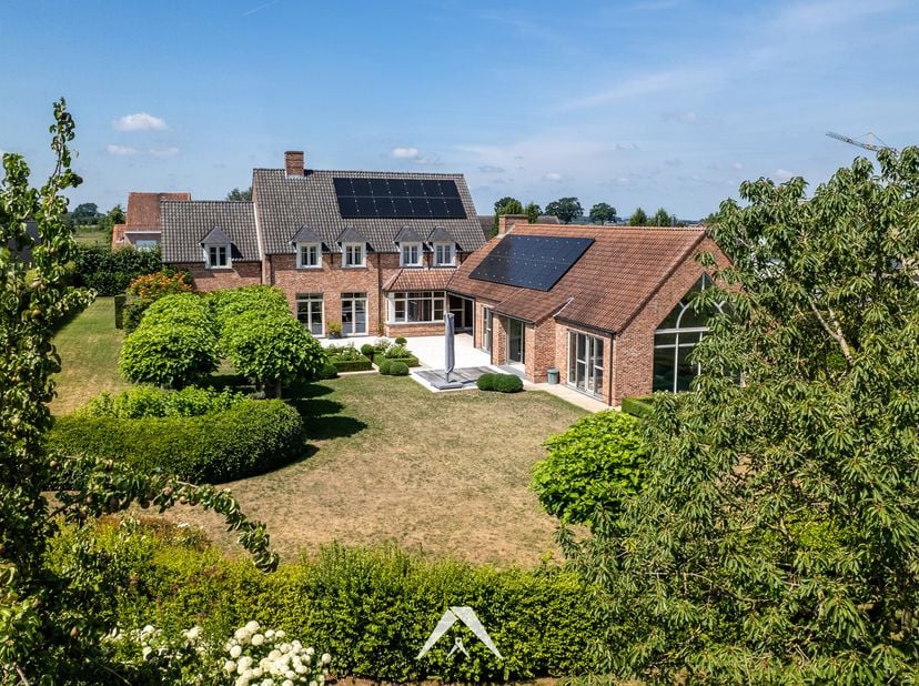 Deze uitzonderlijke villa op een perceel van 3.356 m² biedt een unieke combinatie van hedendaags wooncomfort, professionele mogelijkheden en luxueuze