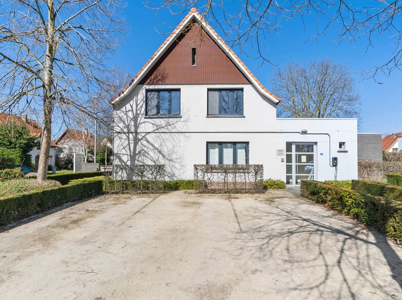 Gelegen in het charmante Herentals, biedt dit veelzijdige pand tal van mogelijkheden.&lt;br /&gt;
Momenteel functioneert het gelijkvloers als een kinesither