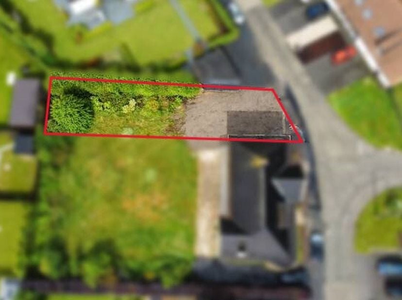 Prachtig perceel bouwgrond van 441 m² gelegen te Leiestraat in Desselgem. Het perceel is geschikt voor een gesloten bebouwing. Zeer rustige residentië