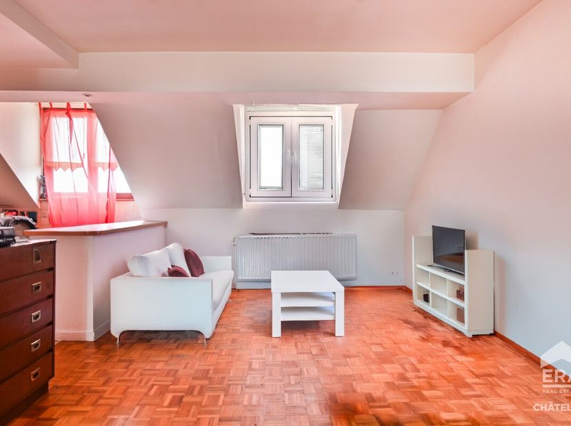 ERA CHATELAIN biedt dit duplex studio-appartement met prachtig potentieel aan, ideaal gelegen in de wijk Dailly en op een steenworp afstand van het Jo