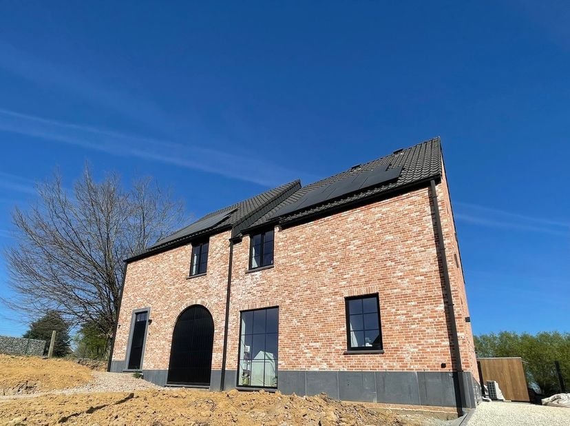 Deze nieuwbouwwoning maakt deel uit van een charmant woonproject bestaande uit zes, energiezuinige halfopen woningen (3 koppelwoningen) in een landeli