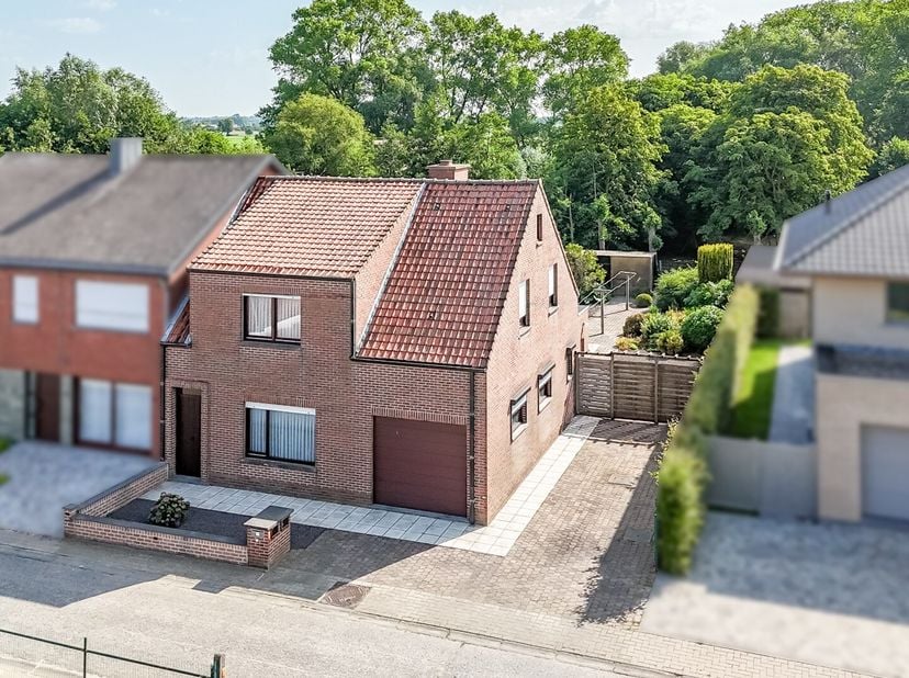 Bent u op zoek naar een charmante woning op een rustige, maar vlot bereikbare locatie in Kortemark? Dan is Kasteelstraat 2 precies wat u zoekt! Deze g