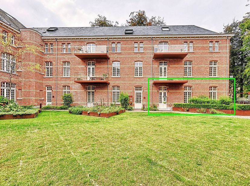 Dit tweeslaapkamerappartement in Groot Park te Bierbeek is een ideale woning voor wie op zoek is naar comfort en gemak. Het appartement is gelegen in