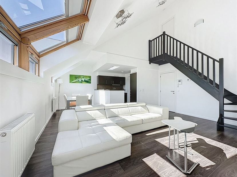 En plein coeur du quartier Européen - Magnifique duplex 3 chambres de +/- 95 m² composé comme suit : Au 5ème étage/5 étages : Un hall d&#039;entrée, un spa
