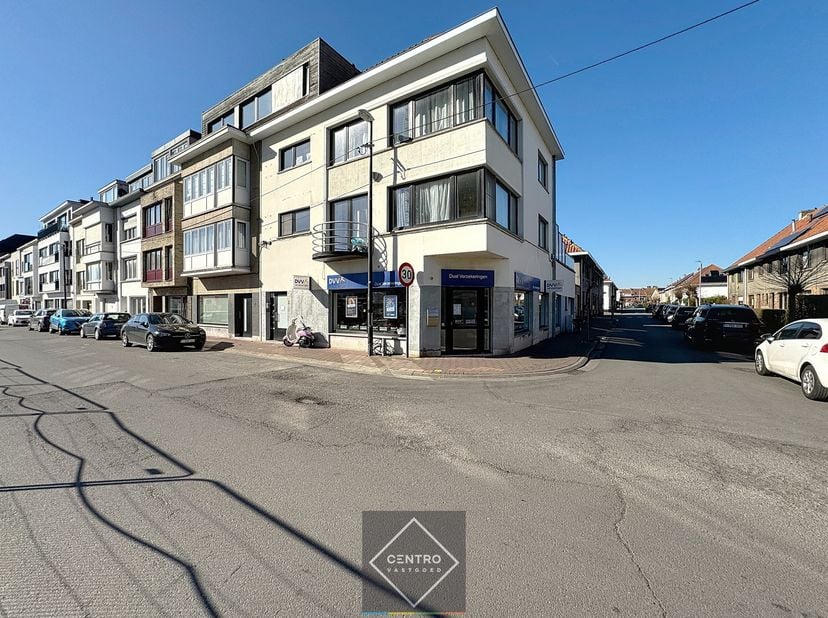 Commercieel gelegen handelspand (Circa 153m2) met garage op INTERESSANTE ligging te Knokke-Heist!&lt;br /&gt;
&lt;br /&gt;
INDELING:&lt;br /&gt;
Gelijkvloers:&lt;br /&gt;
Lan