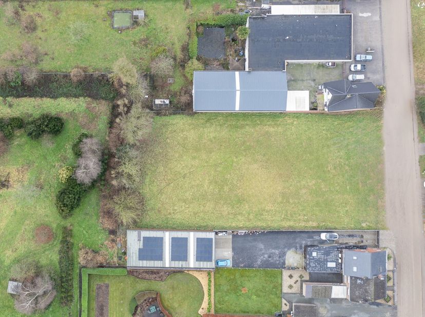 Prachtig perceel van 8a72 voor een halfopen bebouwing&lt;br /&gt;
Gelegen in een groene omgeving te Roosdaal&lt;br /&gt;
Makkelijke toegang tot de nodige toevalsw