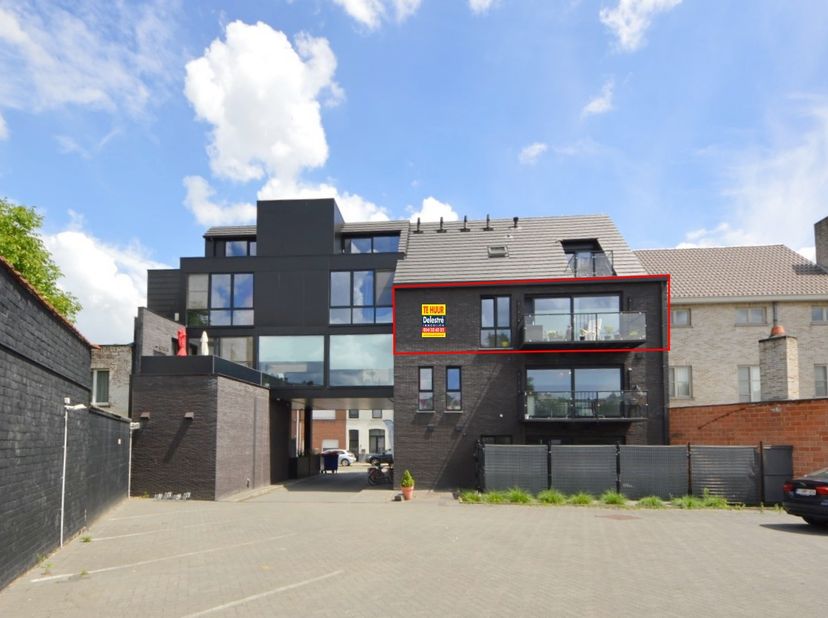 Bezoekaanvragen uitsluitend per mail, met vermelding van uw gsm-nummer via stephanie@immodelestre.be. &lt;br /&gt;
&lt;br /&gt;
Gelegen op wandel- en fietsafstand