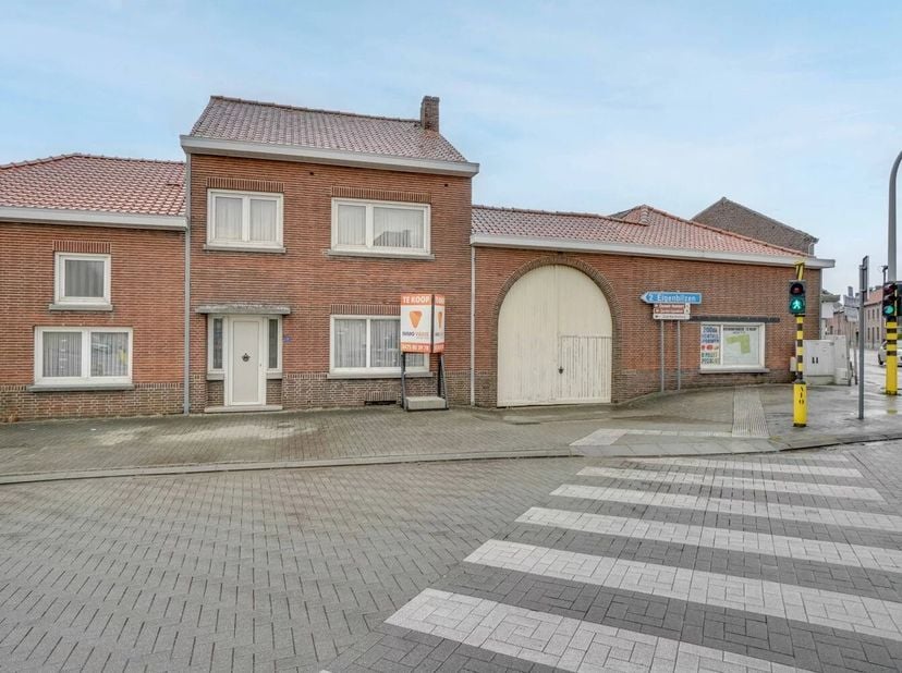 Deze hoeve met gesloten karakter is gelegen in de Mopertingenstraat 1 in Bilzen (Mopertingen) en heeft een straatbreedte van 25,65 meter en een diepte