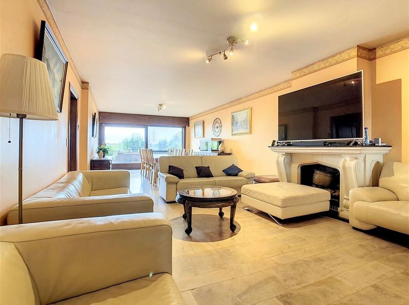 Habitation Mixte, 4 chambres avec possibilités de commerce. &lt;br /&gt;
Le rez-de-chaussée se compose, d&#039;une entrée pour l&#039;accès à l&#039;habitation au premier