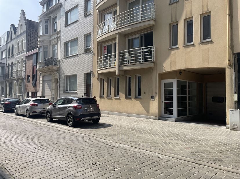 Lichtrijk appartement te huur in de Warschaustraat te Oostende.&lt;br /&gt;
Het appartement is gelegen dichtbij &#039;Het Paard&#039;, de zee, het strand, het Konings
