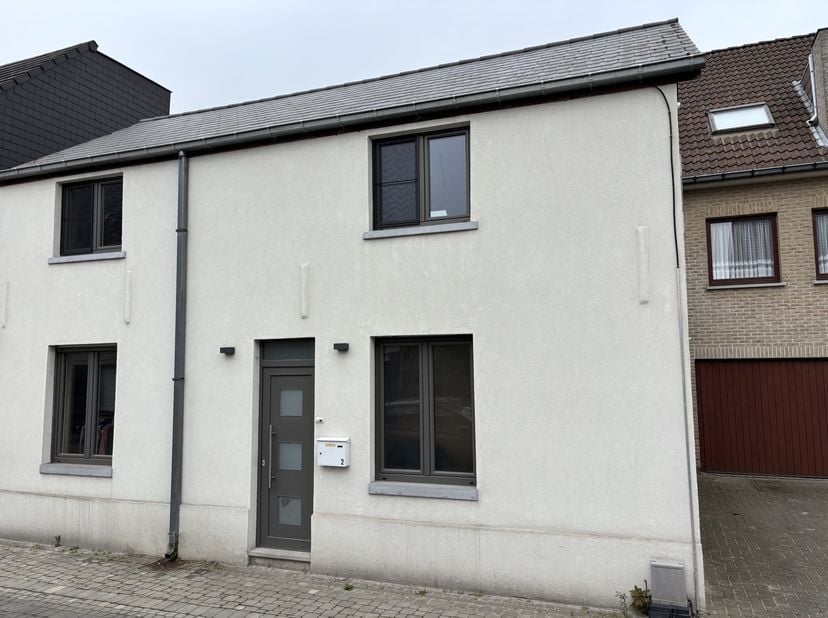 Volledig gerenoveerde woning met 3 slaapkamers en zonnig dakterras&lt;br /&gt;
&lt;br /&gt;
Deze instapklare woning werd in 2020 volledig vernieuwd en is praktisc