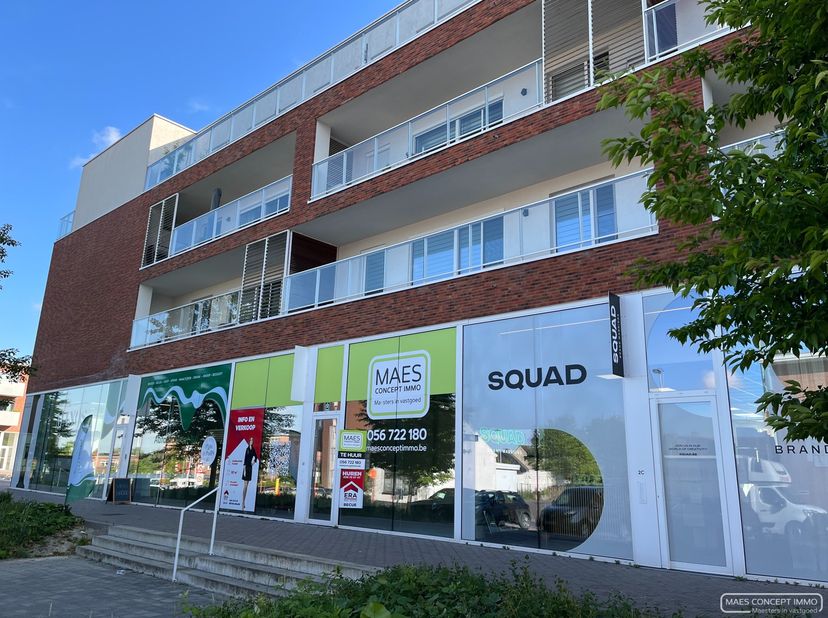In het centrum van Zwevegem treffen we deze commerciële ruimte met een top zichtlocatie.&lt;br /&gt;
&lt;br /&gt;
Momenteel hebben een oogartsenpraktijk, boekhoud