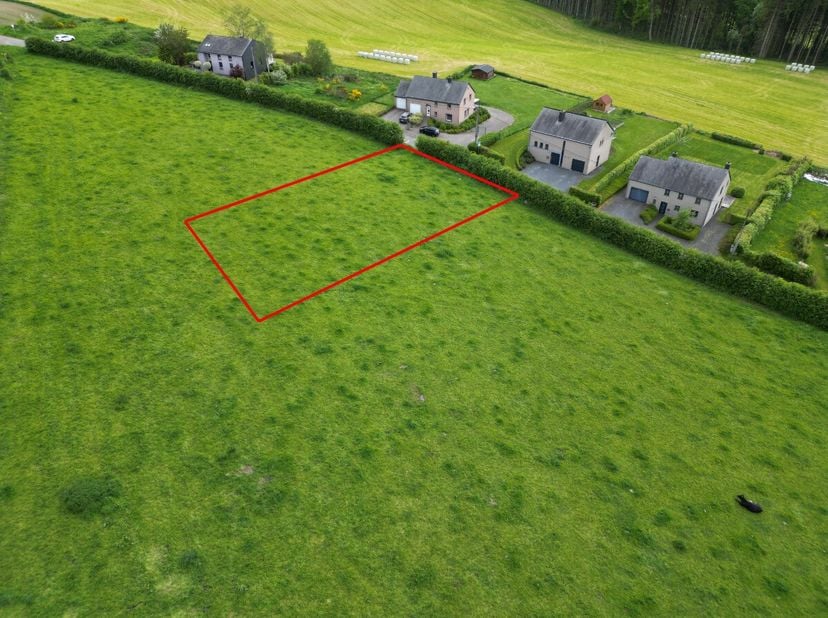ERA B-LUX vous propose ce terrain à bâtir de 9 ares 88 ca, situé à Longvilly, dans la commune de Bastogne, à proximité immédiate du Luxembourg. Il off