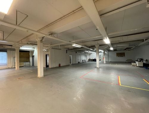                                         Bâtiment d’entreprise à louer à Asse, € 6.062
