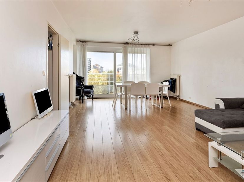 SINT-LAMBRECHTS-WOLUWE: Aangenaam 2 slaapkamerappartement met garage op een goede locatie.&lt;br /&gt;
Dit appartement bevindt zich in een gebouw opgericht