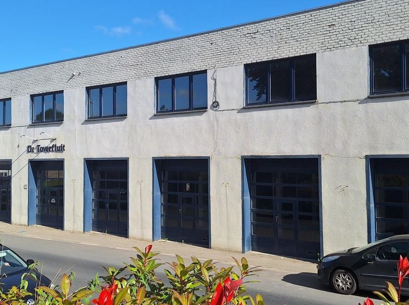 multifunctionele handelsruimte of opslag, 23€/m², ruime parking +- 20 auto&#039;s