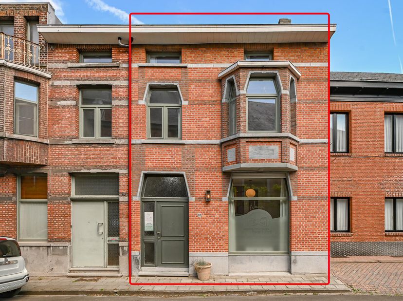 KARAKTERVOLLE WONING MET GARAGE -  &lt;br /&gt;
 &lt;br /&gt;
In een rustige straat nabij de E34, R2 en het havengebied vind je deze charmante gesloten bebouwing